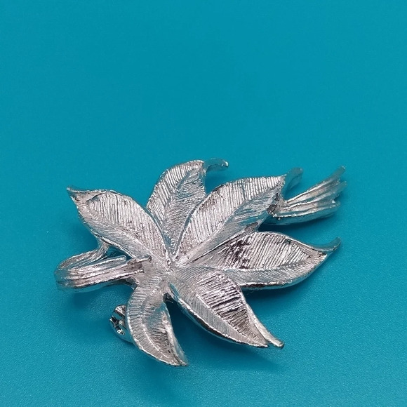 Vintage Gerry Poinsettia Flower Pin or Brooch Silver Christmas 2" - Picture 3 of 9